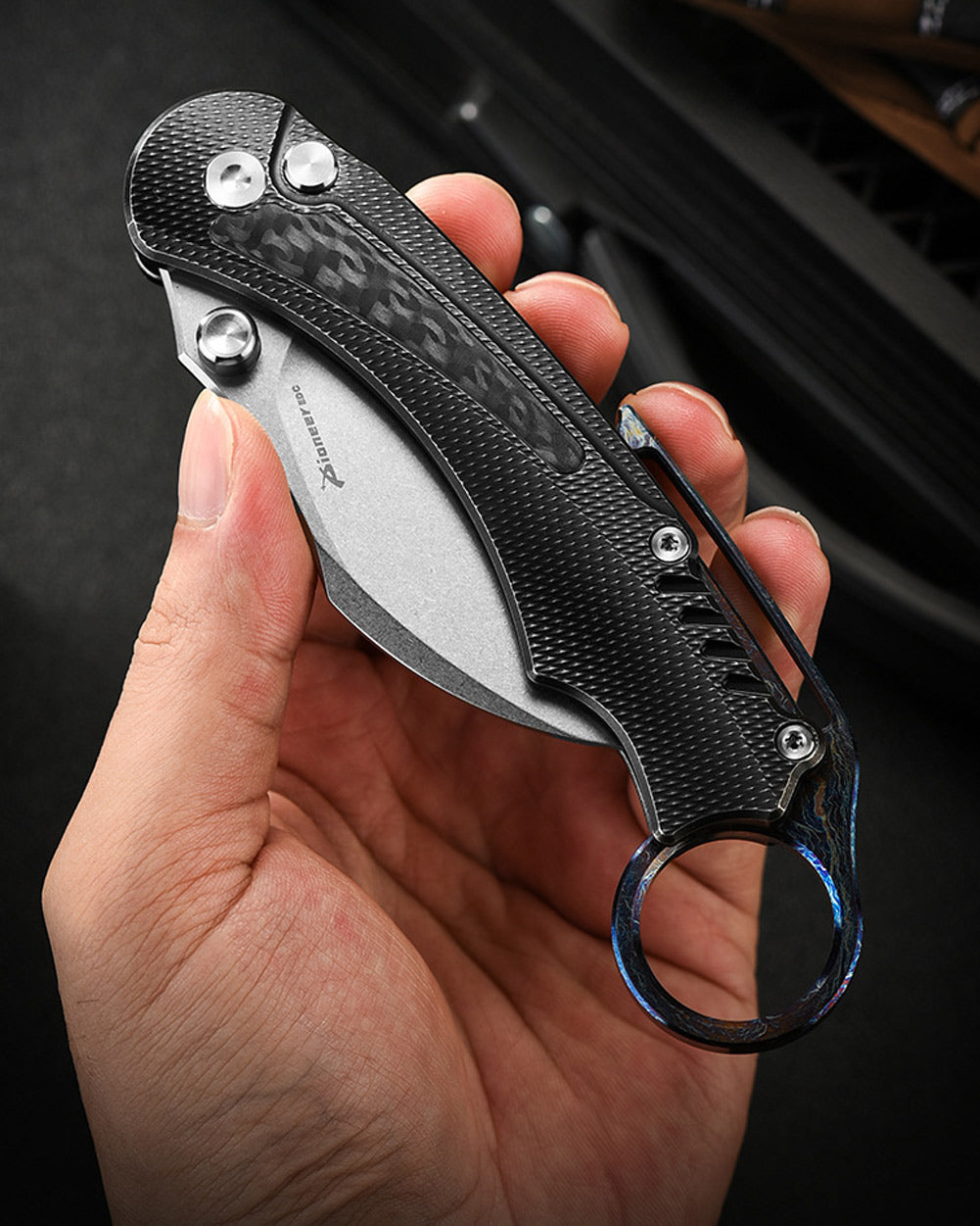 PioneerEDC MT575 Folding Karambit Knife, 2.76 inches D2 Blade, Thumb Stud One-Handed Deployment, Carbon Fiber TC4 Titanium Handle with Pocket Clip, 6.19 oz
