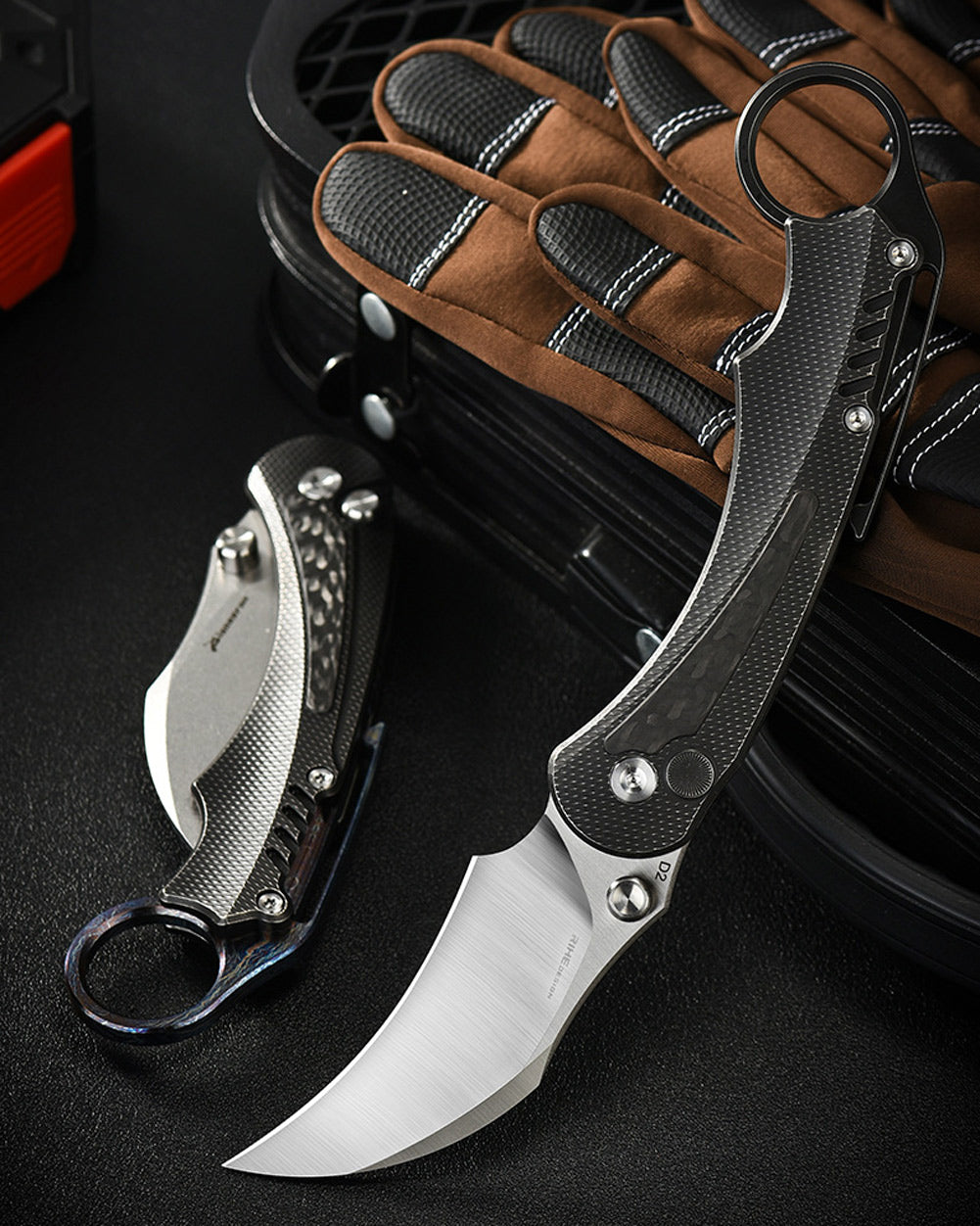 PioneerEDC MT575 Folding Karambit Knife, 2.76 inches D2 Blade, Thumb Stud One-Handed Deployment, Carbon Fiber TC4 Titanium Handle with Pocket Clip, 6.19 oz
