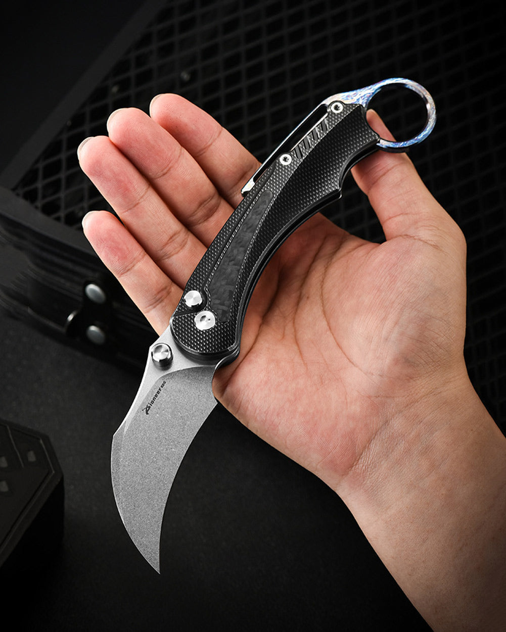 PioneerEDC MT575 Folding Karambit Knife, 2.76 inches D2 Blade, Thumb Stud One-Handed Deployment, Carbon Fiber TC4 Titanium Handle with Pocket Clip, 6.19 oz
