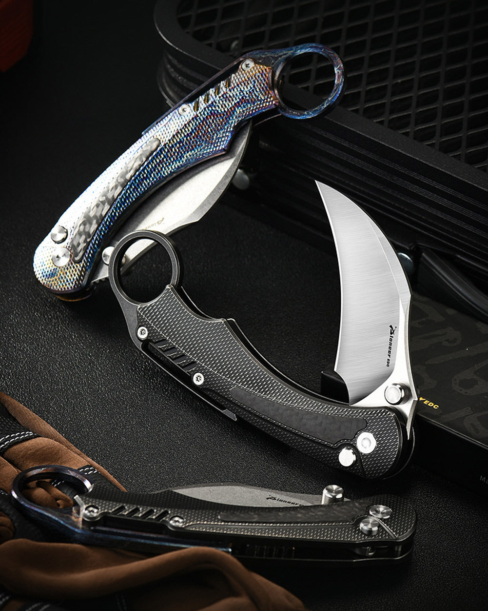 PioneerEDC MT575 Folding Karambit Knife, 2.76 inches D2 Blade, Thumb Stud One-Handed Deployment, Carbon Fiber TC4 Titanium Handle with Pocket Clip, 6.19 oz